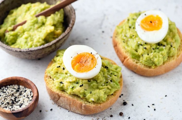 Затрак, тосты, яйца