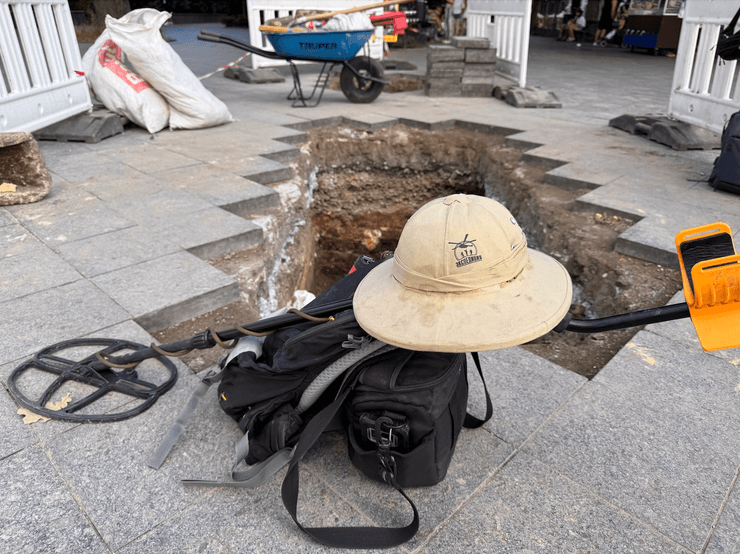 Речі археологів на Приморському бульварі, де велися розкопки в Одесі