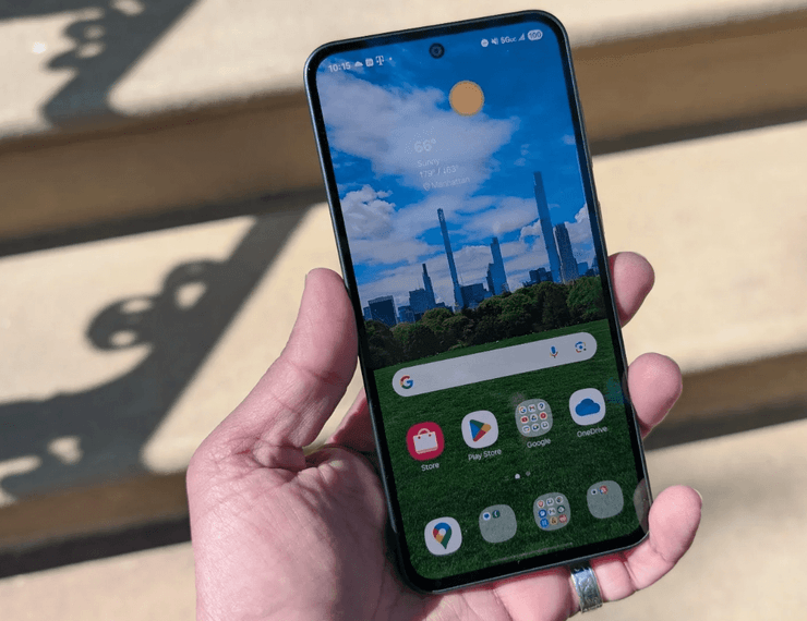 Смартфон Samsung Galaxy A36 5G в руке