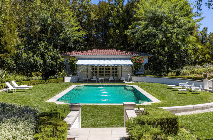 На территории дома Анджелины Джоли есть большой бассейн