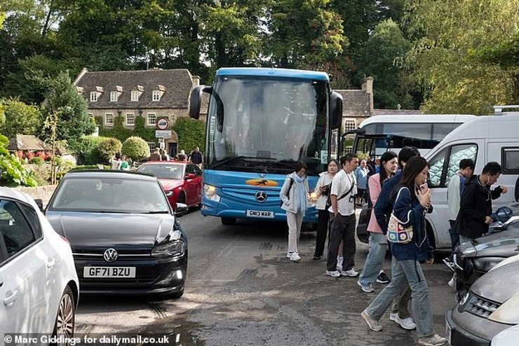 Туристы в селе Бибури