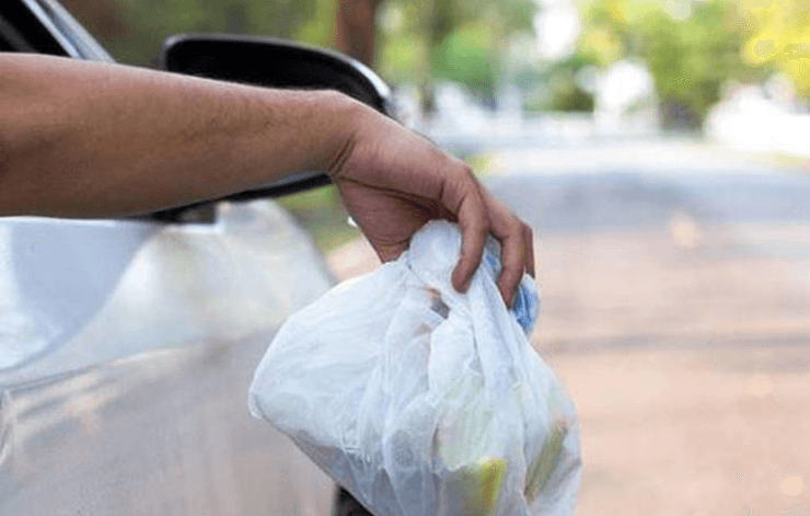 Мусор, выбрасывает мусор с машины, проучил соседа, бумажные пакеты, выбросил стакан с машины, проезжающие автомобилисты