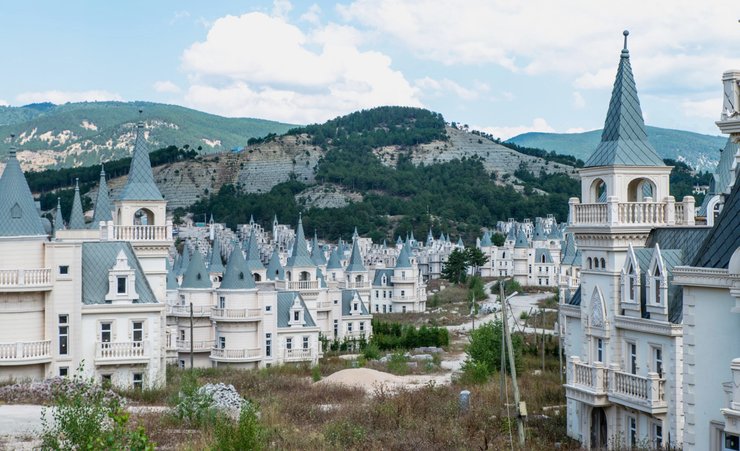 Роскошный курорт Бурдж-эль-Бабас в Турции, который превратился в город-призрак