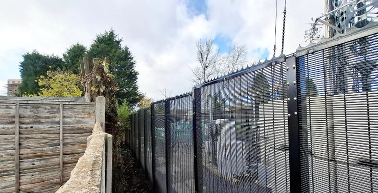 Генератор, що живить щоглу, оточений бетоном