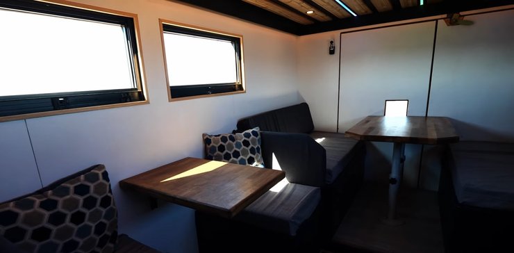 Дом на колесах на базе грузовика