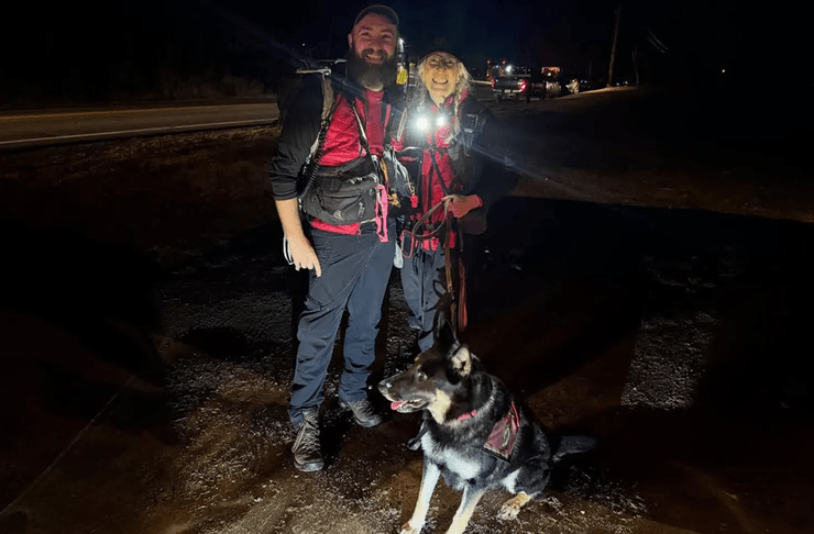 Поисковая собака Фрея и ее проводник Джереми Корсон после спасения двухлетней девочки