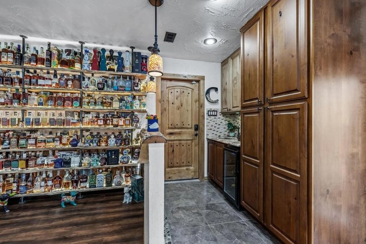 Продажа и покупка недвижимости, жилье, дом с алкоголем, выпивка, риелторы, интересные объекты недвижимости