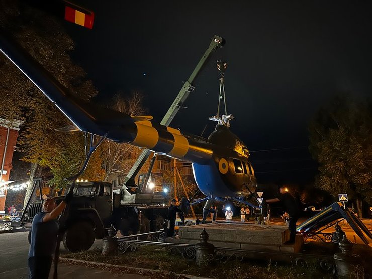 Встановлення гелікоптера "Мі-2" у Полтаві