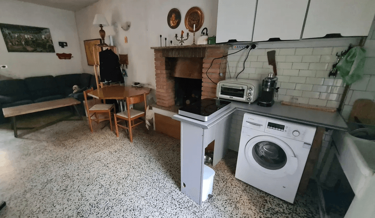 Супруги живут в заброшенной квартире, заброшенная квартира, жилье, дом, ремонт дома, жилье в Италии, семья купила дом