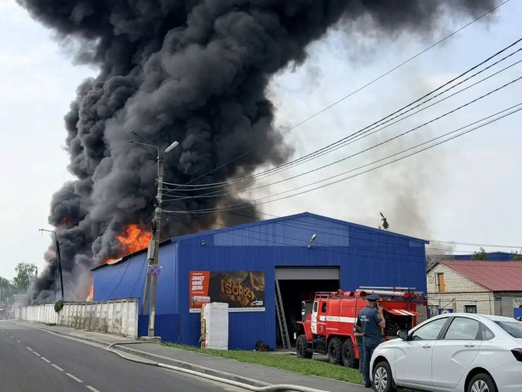 В Брянске пожарные тушат пожар, возникший после взрыва