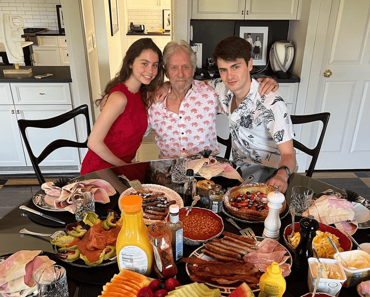 Майкл Дуглас с детьми от Кэтрин Зета-Джонс