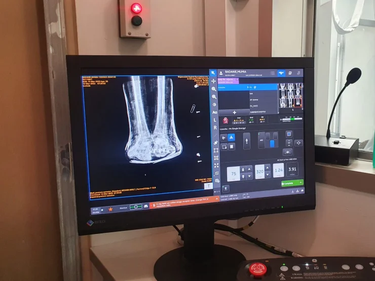 На грудях розміщений прихований предмет