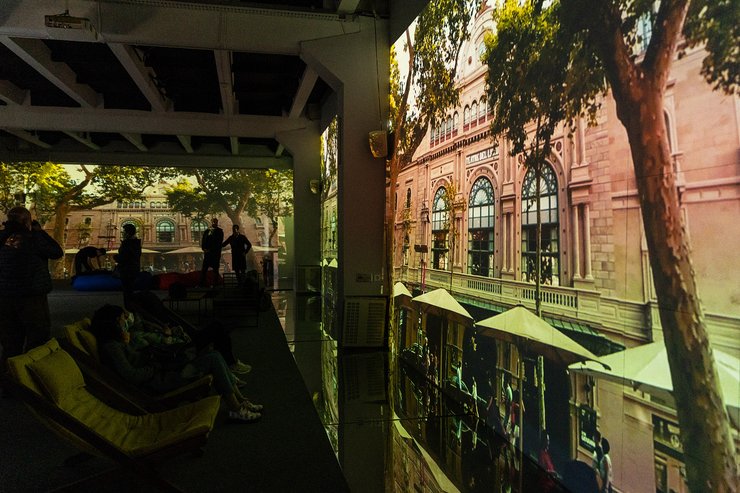 Видео, которое проэктирует по периметру зала здание