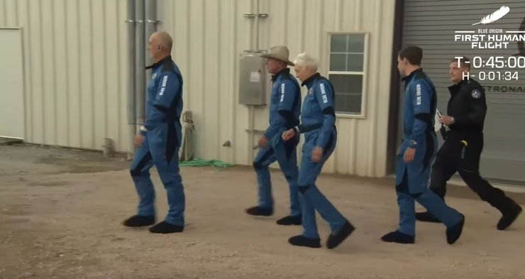 Экипаж ракеты New Shepard направляется к стартовой площадке