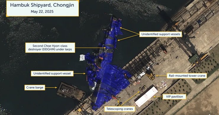 эсминец КНДР в воде