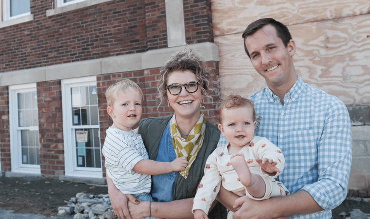 Подружжя купило занедбану школу, школа, навчальний заклад, ремонт школи, ремонт будинку, 100 років школі, переїзд у новий будинок