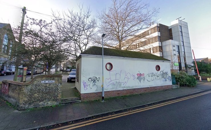 Здание туалета на автостоянке в 2020 году