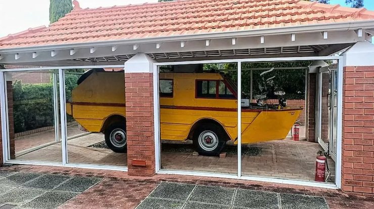 Амфібійний автомобіль, переобладнаний для навколосвітньої подорожі