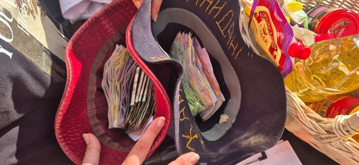 Наличные в шляпах, собранные во время Караоке на майдане с Игорем Кондратюком