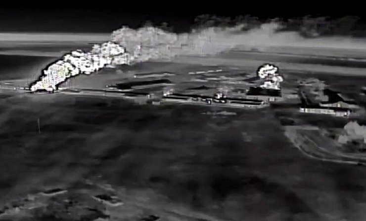 Фото двоох уражень на військовому об'єкті ЗС РФ, 6 березня