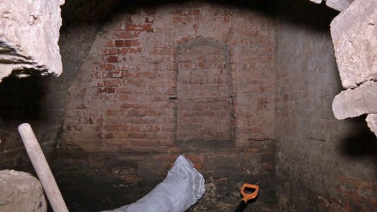 Луцк археологические раскопки, Кафедральный Собор Святой Троицы, Римско-католическая церковь, Подземные крипты, Археологические исследования, История Луцка, Археологические находки, Керамические артефакты, Церковная история Украины