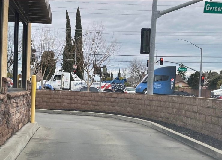 электромобиль тесла семи, новая Tesla Semi, электромобиль Tesla Semi, грузовик Tesla, электрокар Tesla Semi