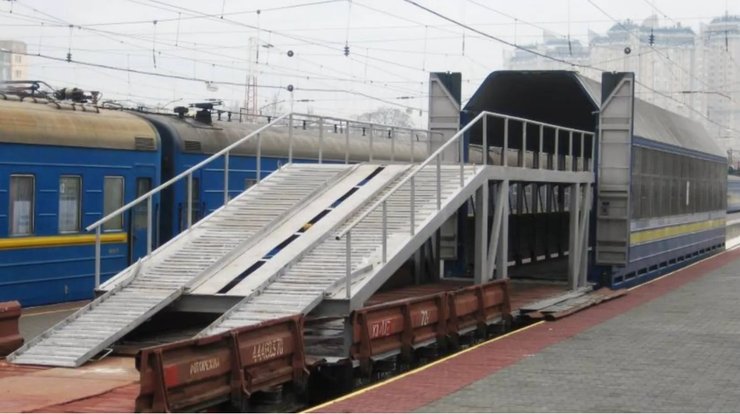 Вагон-автовоз, перевозка авто поездом, перевозка авто, военное положение, эвакуация в Украине