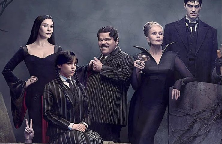 Большой интерес вызывают костюмы из популярного сериала "Среда"