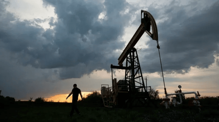 Потрібно запровадити більш жорсткі санкції проти продажу Росії своєї нафти, кажуть експерти
