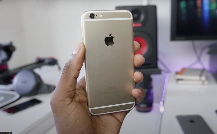 Телефон iPhone 6 в руках