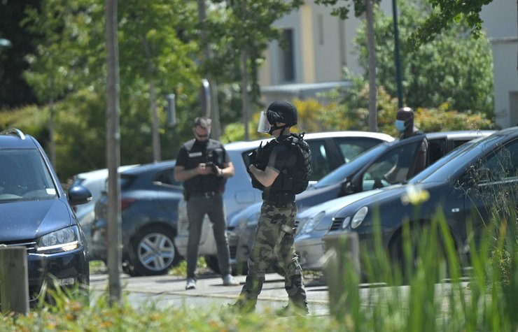 нант, нападение на полицейского, мигрант, нелегал