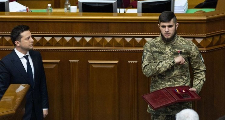 Коцюбайло Герой Украины 21 ноября 2021 года Дмитрий Коцюбайло рядом с Зеленским стоит на трибуне Рады