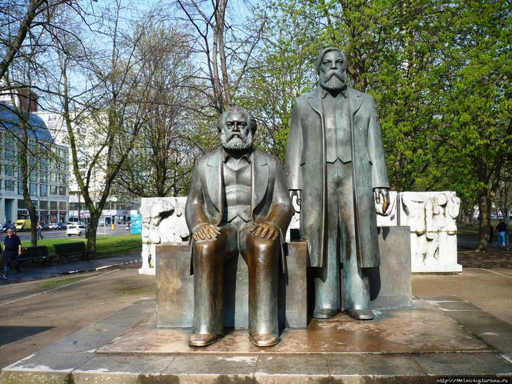 Памятник Марксу и Энгельсу в Берлине.