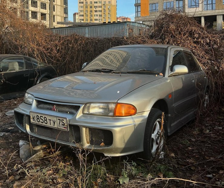 Mitsubishi Lancer Evo, кладовище авто, покинуті авто, спорткар Mitsubishi