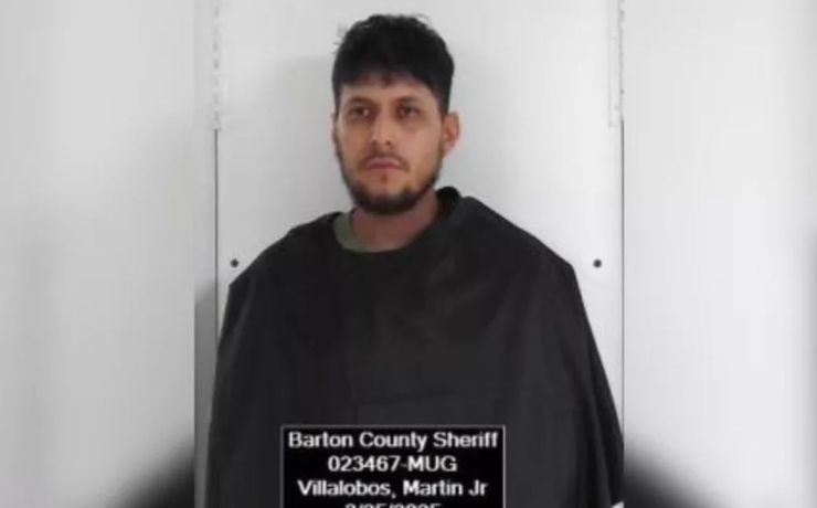 Няня перевіряла, чи немає монстра під ліжком, щоб заспокоїти дитину, а знайшла невідомого чоловіка