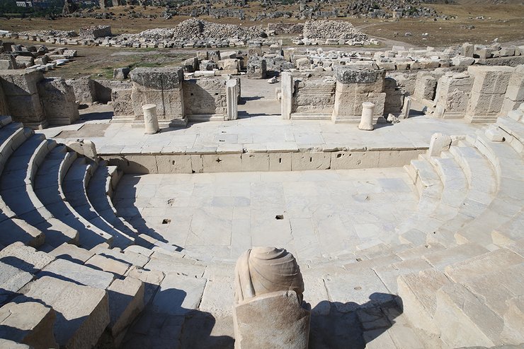 На сидіннях збереглися написи з іменами членів асамблеї