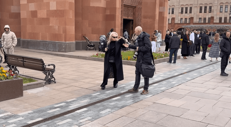 Лариса Долина на похоронах Кеосаяна