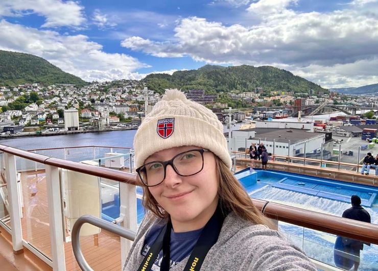 Молодая женщина живет на круизных лайнерах, в свои 23 года она побывала в 53 круизах, как ей это удалось