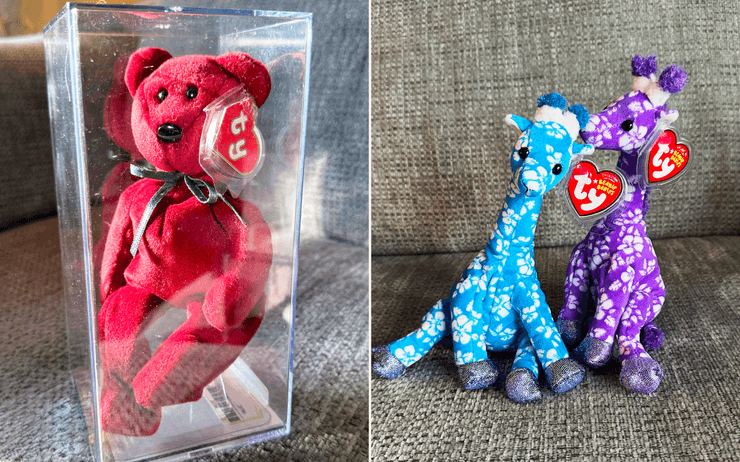 Червоне ведмежа Beanie Baby в захисному боксі і пара жирафів з бирками з колекції