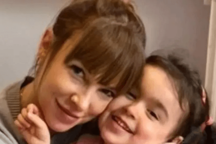 Маленькая девочка, дочь, имя для девочки, необычное имя, имя из Игры престолов, мама и дочь, имя оказалось торговой маркой, назвала дочь Кхалиси, паспортный стол, отпуск в Диснейленде,