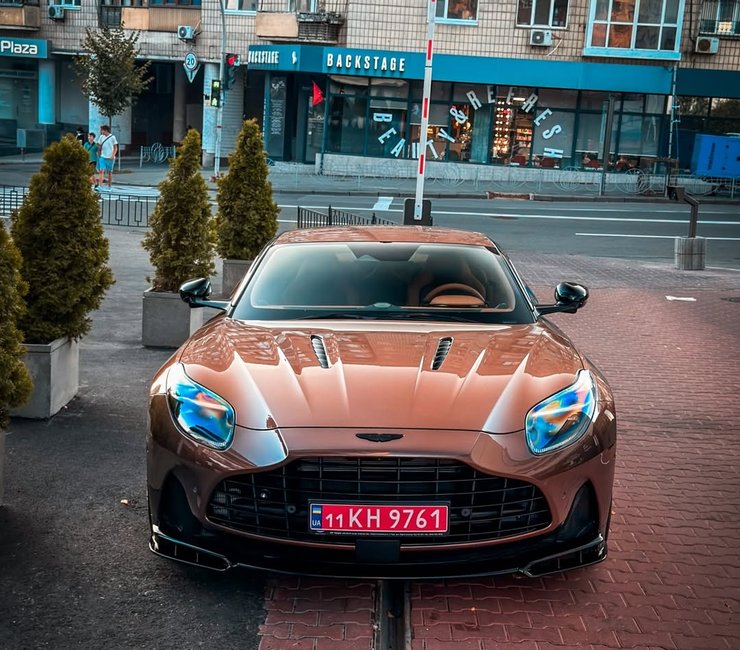 новый Aston Martin DB12 S