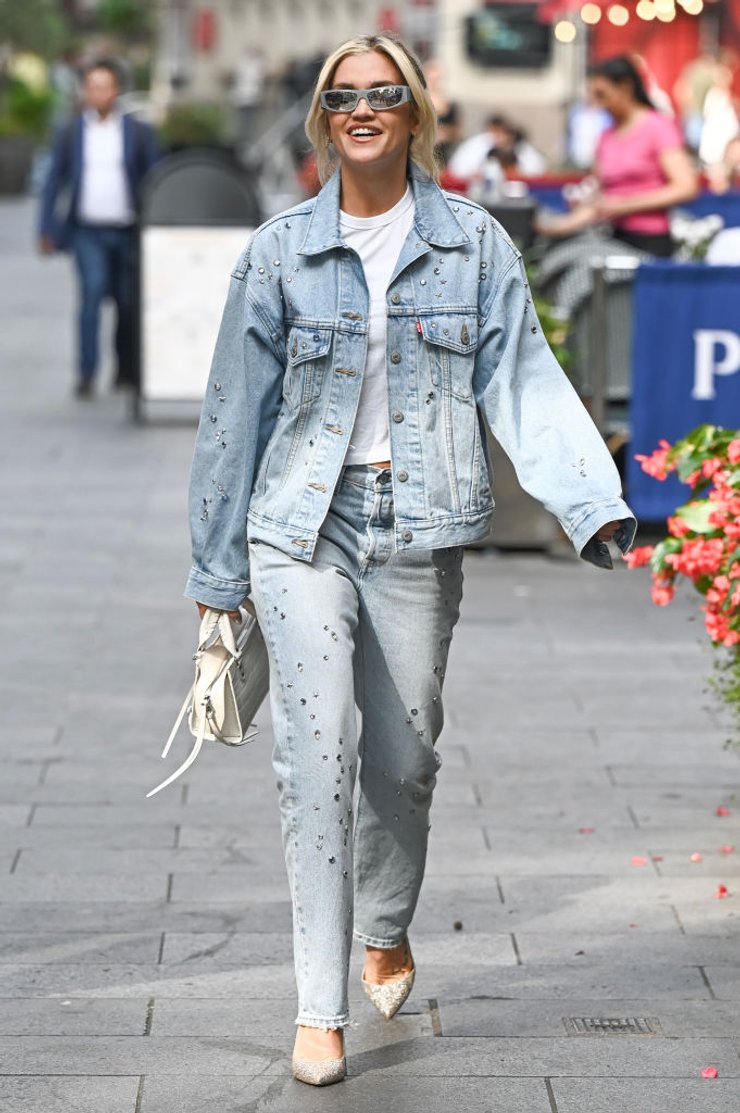 джинси з прикрасами (фото: Getty)