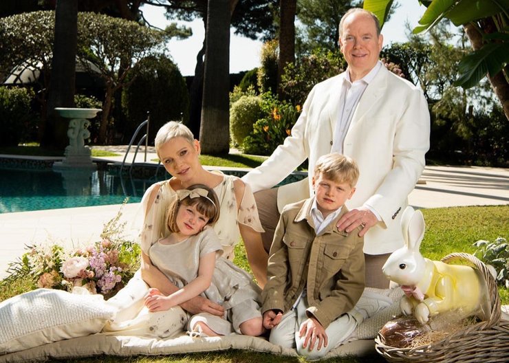 Князь и княгиня Монако с детьми