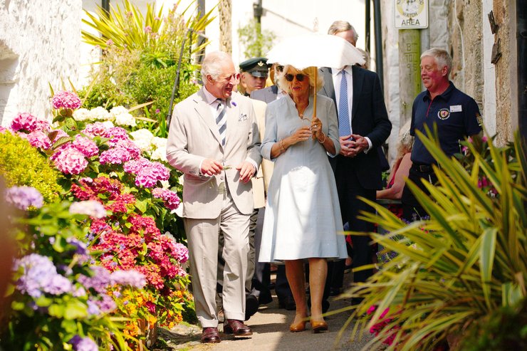 принц чарльз, герцогиня камилла, аномальная жара в европе, зонтик от солнца