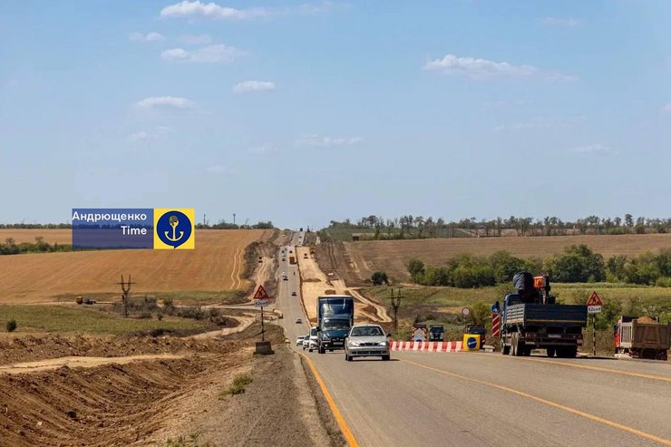 Будівництво дороги під Маріуполем