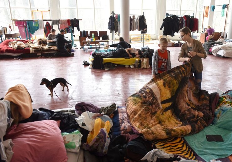 Беженцев много, мест на всех не хватает, приходится уплотняться