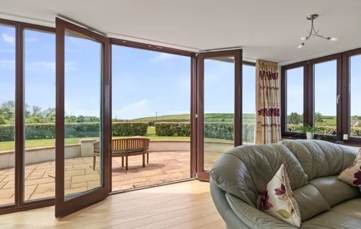 Ремонт заброшенного дома, заброшенный дом, ремонт, переделали ком, выставили на продажу дом, жилье, особняк, руины, панорамные окна, современный ремонт