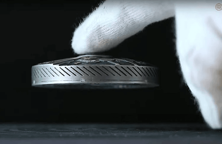 Монета, що ширяє в повітрі, гроші, схожа на НЛО, технології, диво інженерії, невеликий мотор, світиться в темряві, літаюча монета