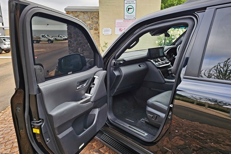 Toyota Land Cruiser 300 GR Sport B4