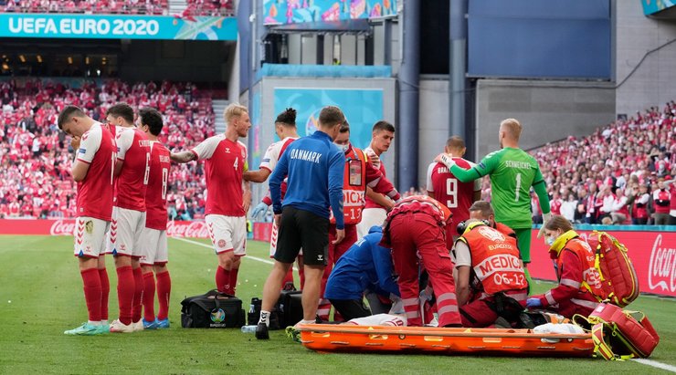 Футболисты и врачи спасают Кристиана Эриксена